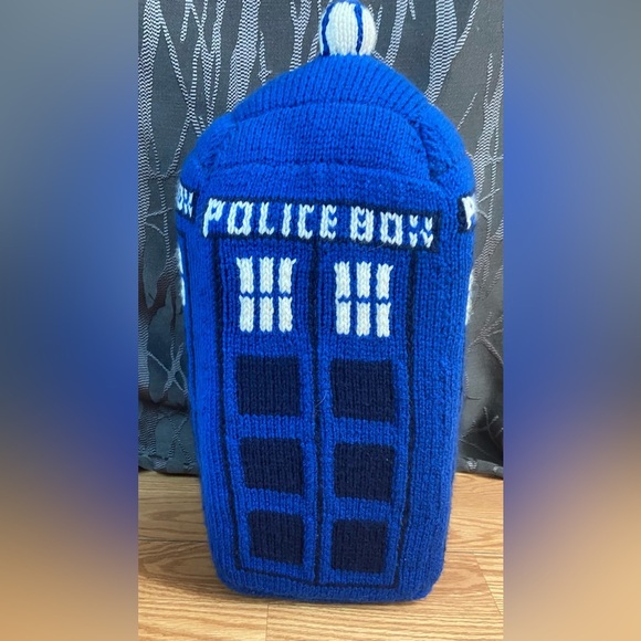Custom - Decorative, knitted, foam filled TARDIS from Doctor Who - Picture 7 of 10